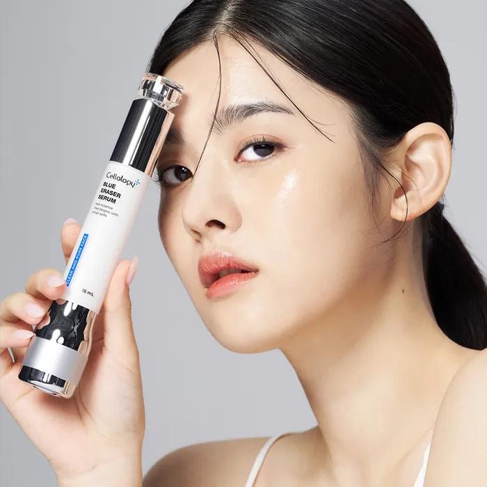 

Голубая сыворотка-ластик мгновенно успокаивает кожу, склонную к акне