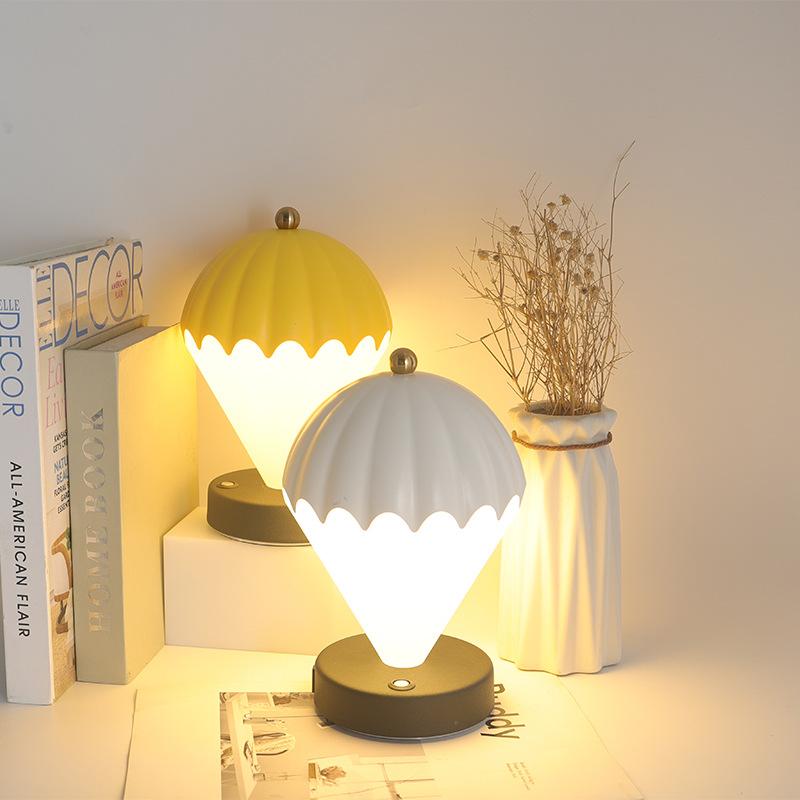 Creative Antique Hot Air Balloon Table Lamp USB Charging Wireless Night Light for Girls Bedroom Bedside Decoration Table Lamp