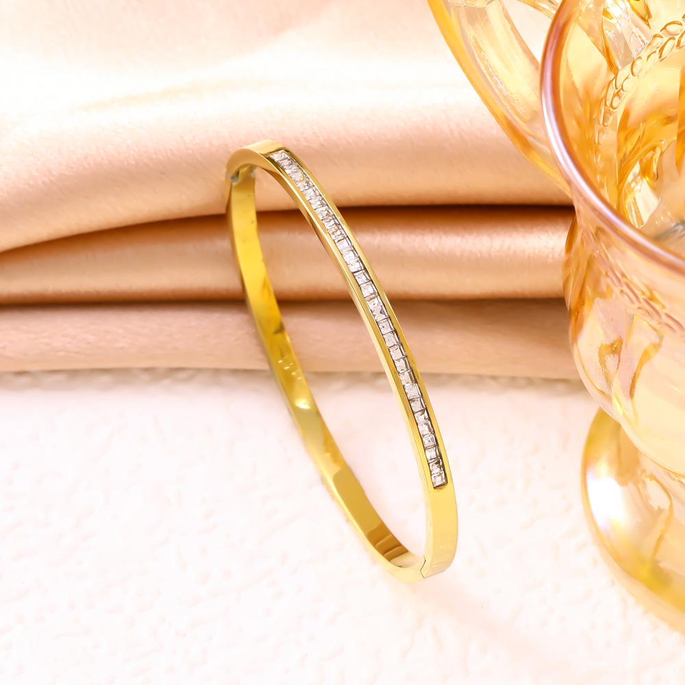 18K Gold Diamond-Studded Titanium Steel Bracelet with Starry Sky Buckle - Luxury Niche Design