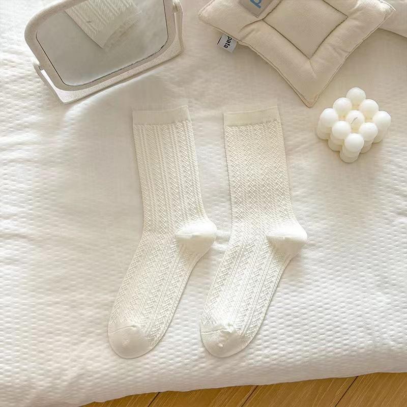 

Белые гольфы до середины икры с бантом для женщин, простые и модные, женские носки с узором в форме сердца, хлопковые носки, влагопоглощающие и дышащие длинные носки 1 pair