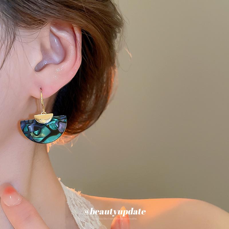 Abalone Shell Fan Earrings - Light Luxury European & American Versatile Dangle for Women, Retro Fashion Temperament Jewelry.