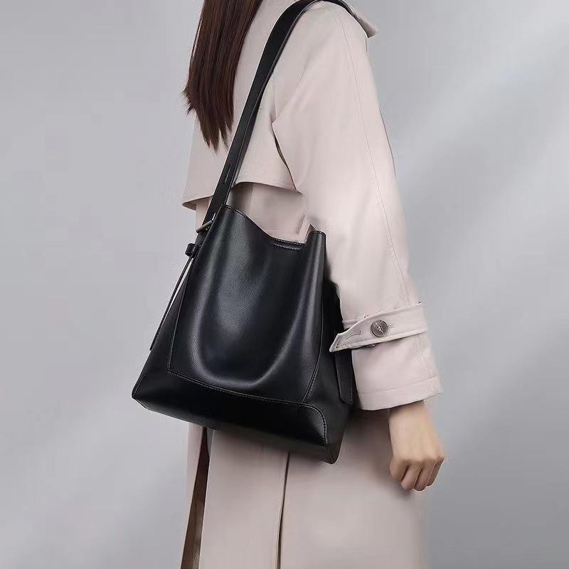 Vintage large capacity simple bucket commuting bag for girls, wide shoulder strap single shoulder bag