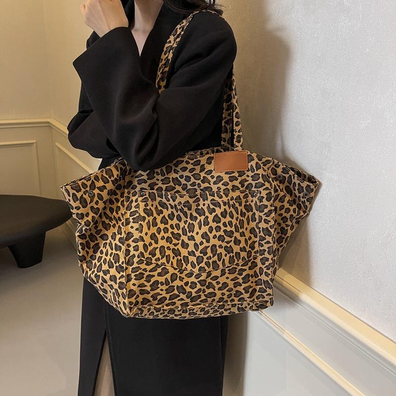 Leopard print canvas messenger bag women's 2025 small fresh Korean version shoulder bag large capacity commuter bag class tote bag