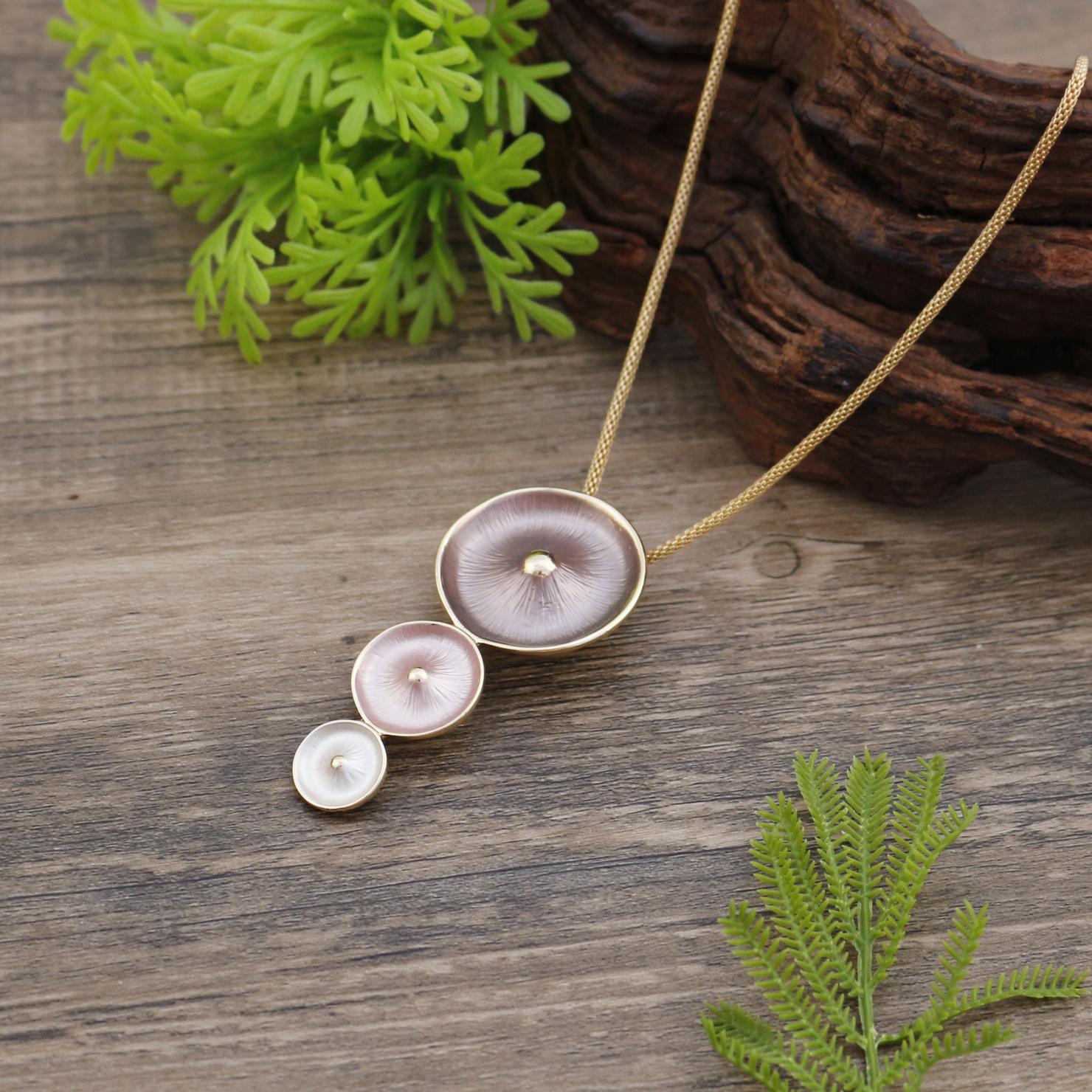 

New enamel round flower pendant, women s simple and high-end round petal neck chain