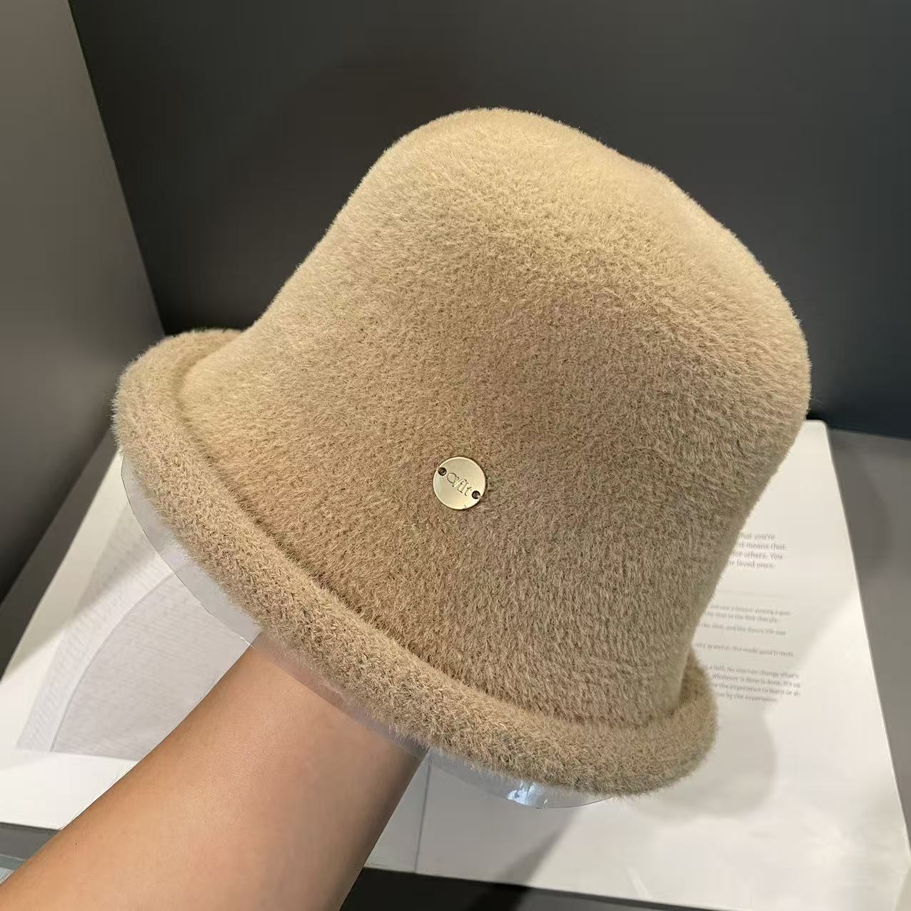 

Осенне-зимняя вязаная шляпа-панама с загнутыми полями для женщин, плюшевая, с темпераментом, шляпа рыбака для среднего и пожилого возраста, уличная теплая модная шляпа M（56-58cm）