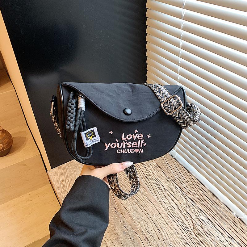 

Niche high-end bag women s new fashion popular small fresh shoulder saddle messenger bag чёрный