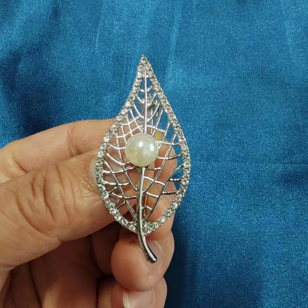 High-End Korean Alloy Scarf Buckle with Diamond, Pearl, and Brooch Pin Accessories