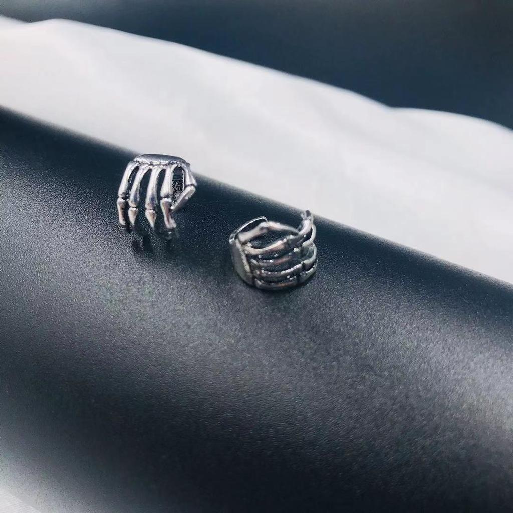 2024 New Fashion Halloween Skull Hand Ear Clip Without Ear Hole Strange Hand Ear Clip Manufacturers Supply Punk Jewelry Ear Clip