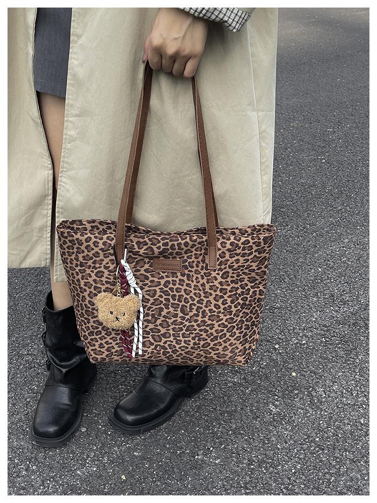 Leopard Print European Retro Tote Bag: Fashionable, Versatile, Large-Capacity Shoulder Handbag for Women