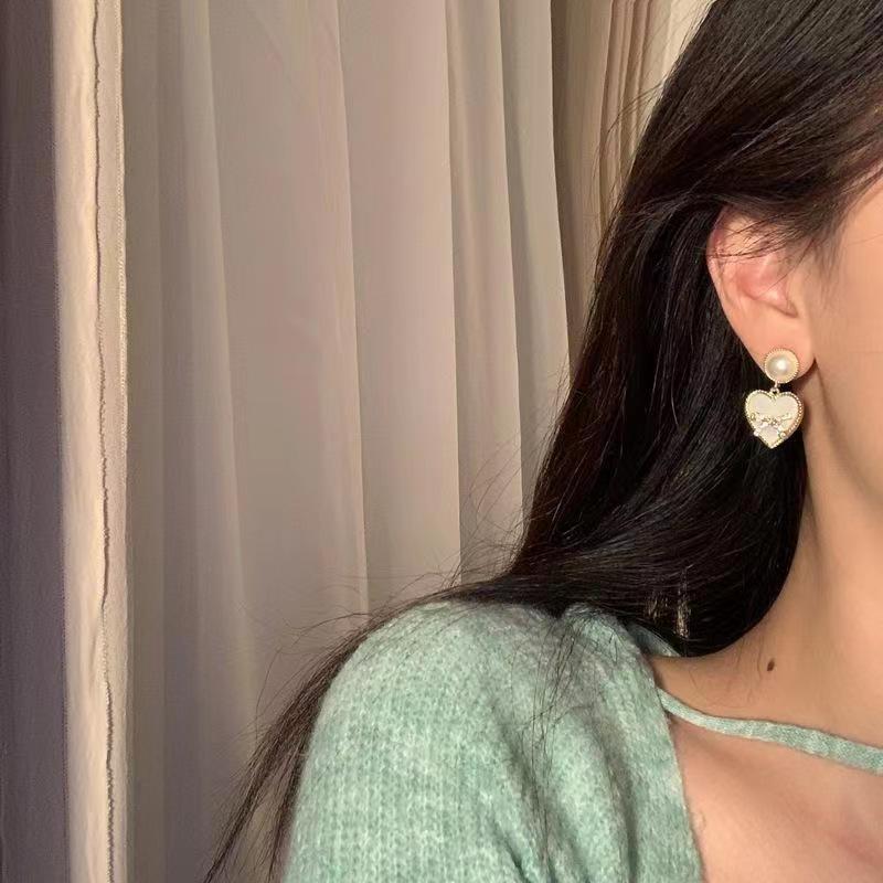 2023 Elegant Heart Dangle Earrings for Women, High-End Light Luxury Shell Studs, Trendy Niche Style Accessories