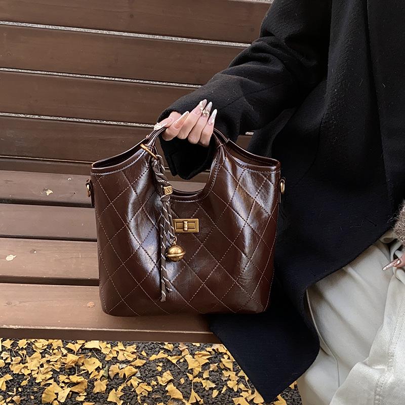 

2024 Women s High-End Retro Diamond Pattern Bucket Shoulder Bag Without ornament чорний