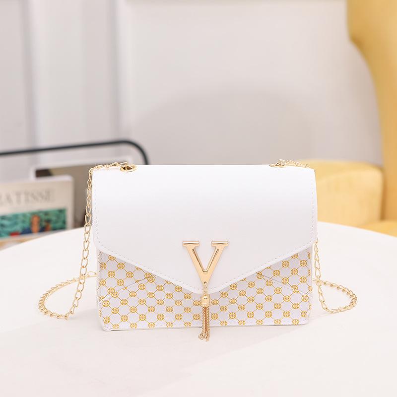 Kedja, fashionabel och enkel damväska, ny liten fyrkantig väska med bokstavsfransar, tryckt axelväska med prickar, en del.