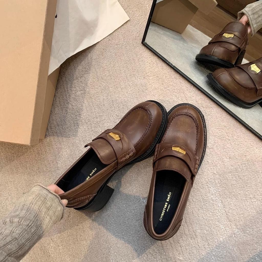 Der Spot wird in Sekunden gesendet! Traubenmutter hat den gleichen Retro-britischen Stil runden Kopf kleine Goldmünze mit dickem Absatz und Plateau-Loafer.