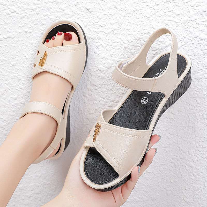 Large size women's sandals 2025 summer new rubber and plastic Velcro flat sole middle-aged and elderly soft sole mother-in-law sandals mother shoes