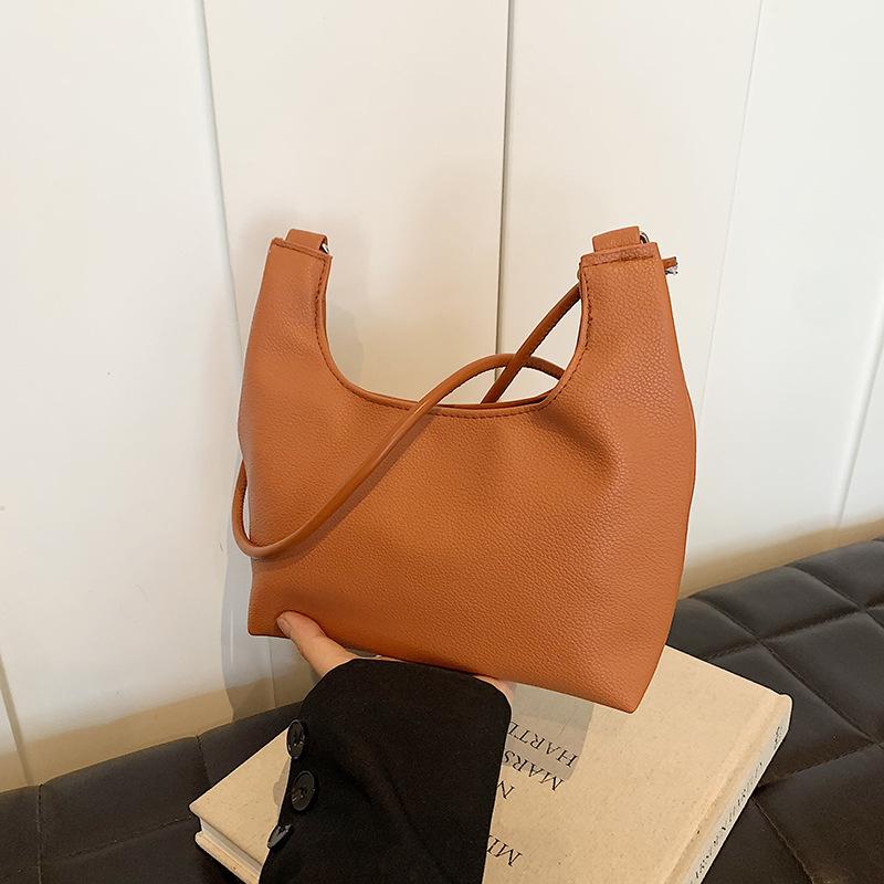 New Summer Fashion Retro Shoulder Bag Large Capacity Commuting Bag Women Casual Simple Armpit Tote Bag