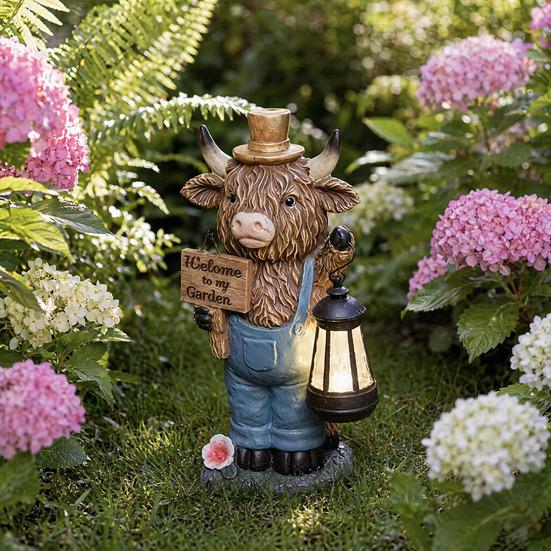 Garden Highland Cow Statue with Battery Powered Lantern, Small Highland Cow Figurine with Welcome Sign, Outdoor Resin Sculpture for Lawn, Patio, Porch