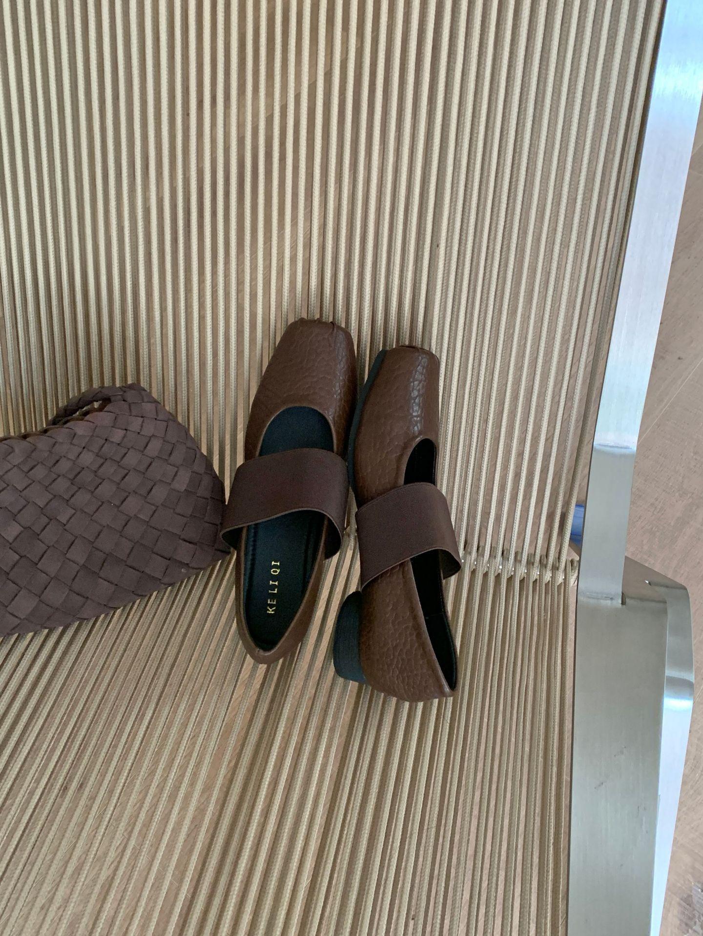 

2025 Spring and Autumn Retro Niche Versatile One-word Elastic Band Square Head Temperament Retro Ballet Daily Versatile Single Shoes 39