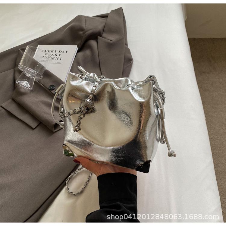 

2025 new fashion burst pattern bucket bag niche design patent leather commuter messenger bag Korean version foreign style shoulder bag