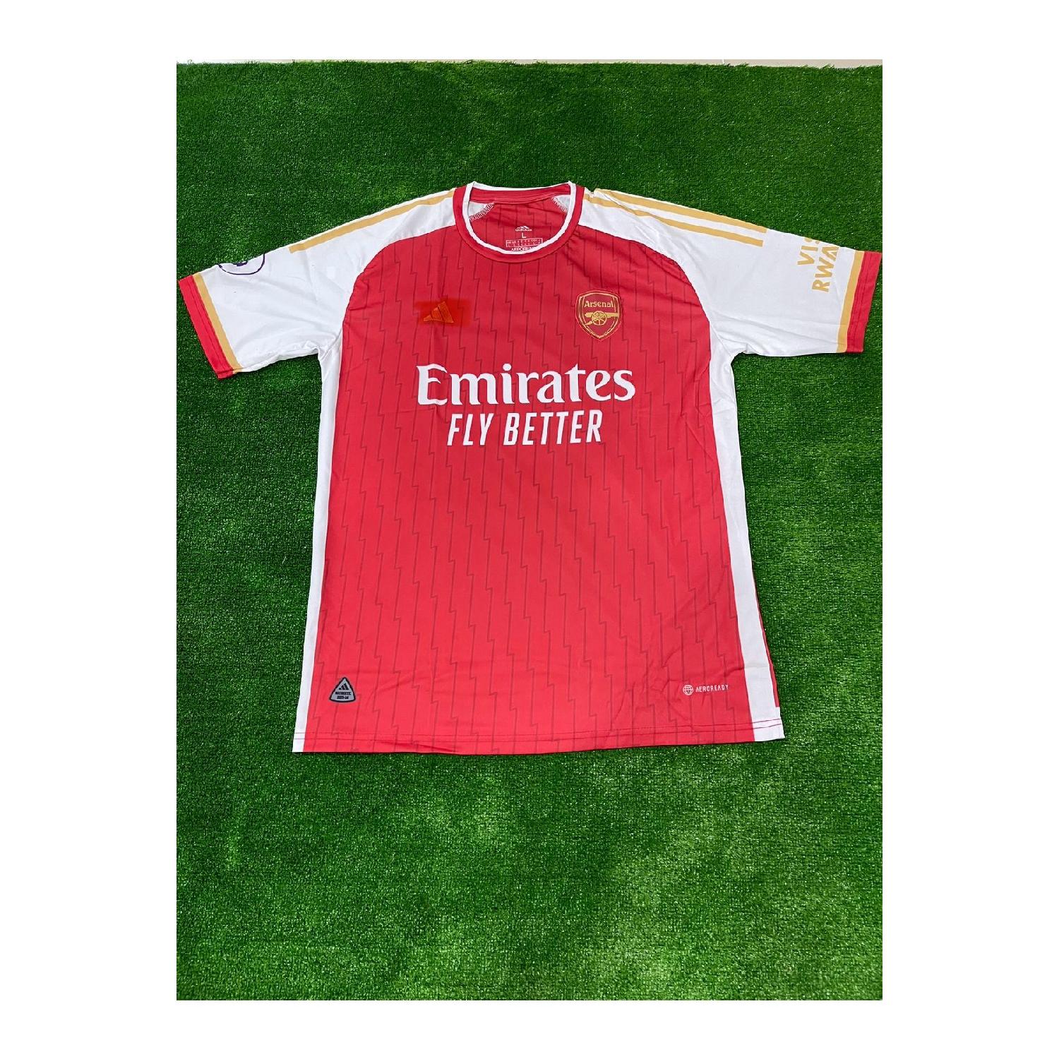 

Красная домашняя майка без названия «Арсенал» нового сезона 2023/24