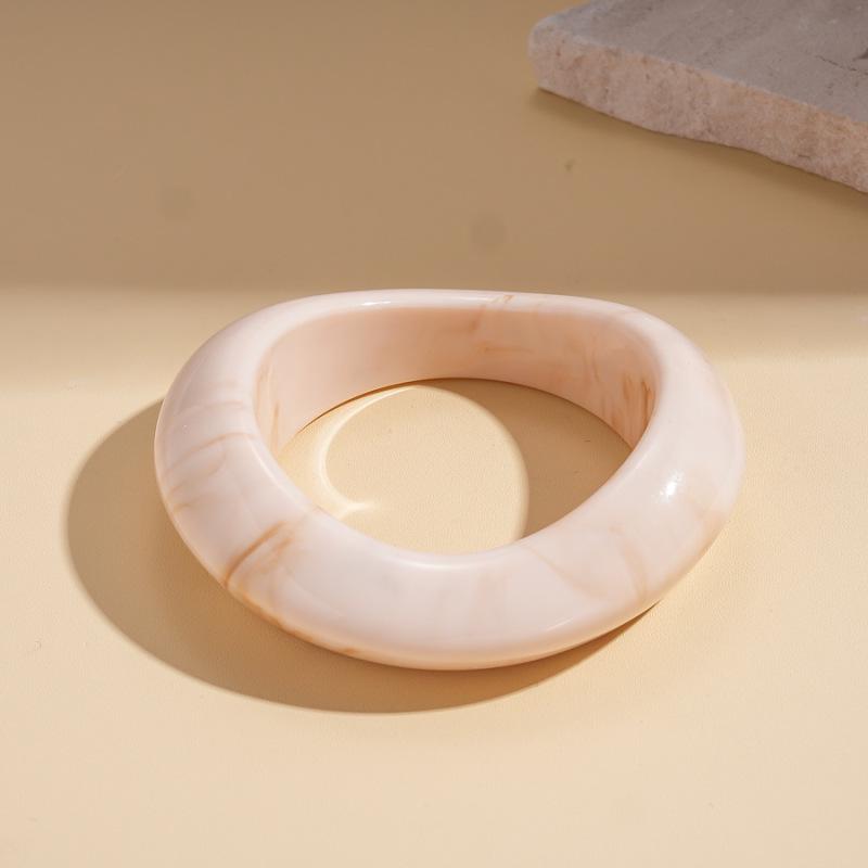 Unique Retro Resin Bracelet: Personalized Fashion Jewelry for Women