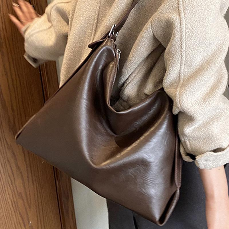 High-value large-capacity commuter bag women's new texture niche fashion simple shoulder bag