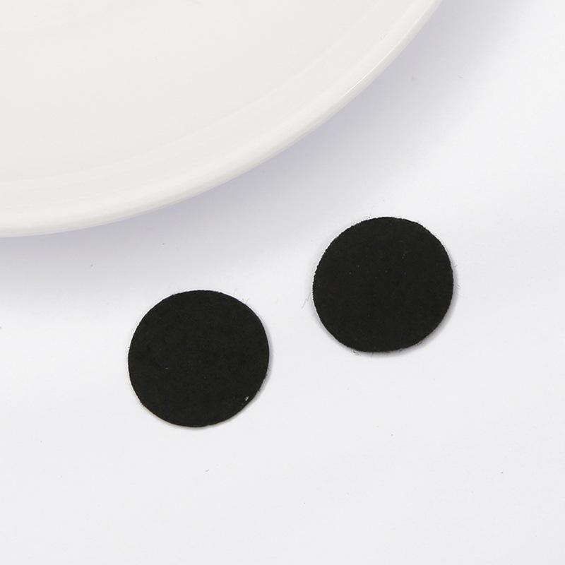 

Сделанная вручную подушечка для резинки для волос из нетканого материала с ленточным бантом