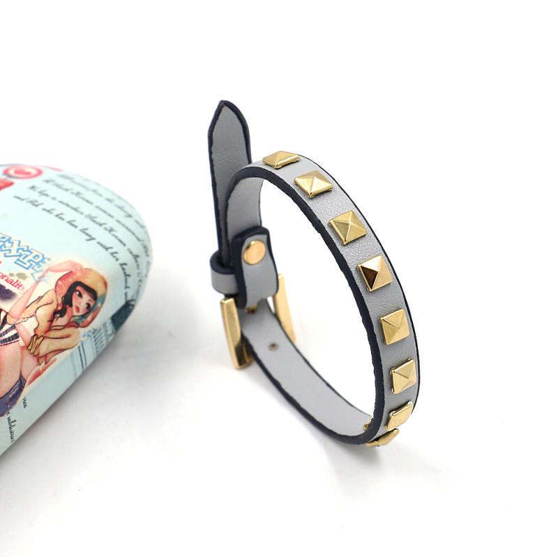 

Браслет из ПУ кожи с золотыми заклепками в корейском стиле для женщин - Модный, Универсальный, Уличный стиль с пряжкой-булавкой