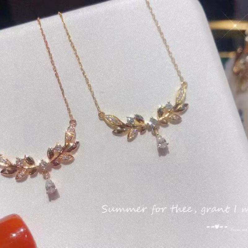 New Exquisite Shiny Water Drop Zircon Pendant Necklace Simple Jewelry Leaf Shape Wild Temperament Birthday Gift