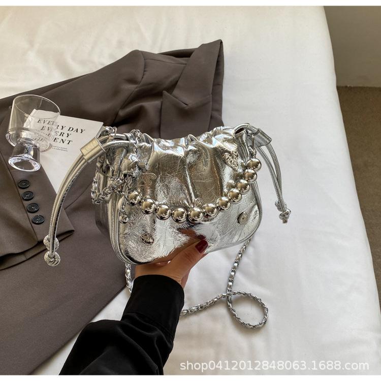 

Fashion beaded portable cloud bag 2025 new silver popular messenger bag popular commuter shoulder bucket bag серебряный