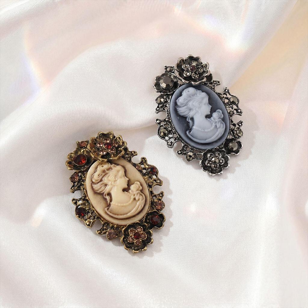 Vintage European-American Rhinestone Brooch: Retro Court Style, Embossed Corsage Pin for Women’s Jackets