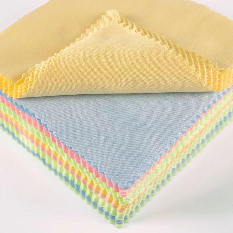 Mikrofasertuch zur Reinigung von Brillen, Handys und Kameraobjektiven