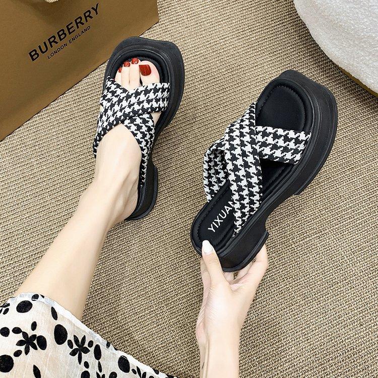2025 New Cross-woven Thick-soled Roman Sandals Women's Retro Square Head Fashion Wear One-word Beach Shoes Women