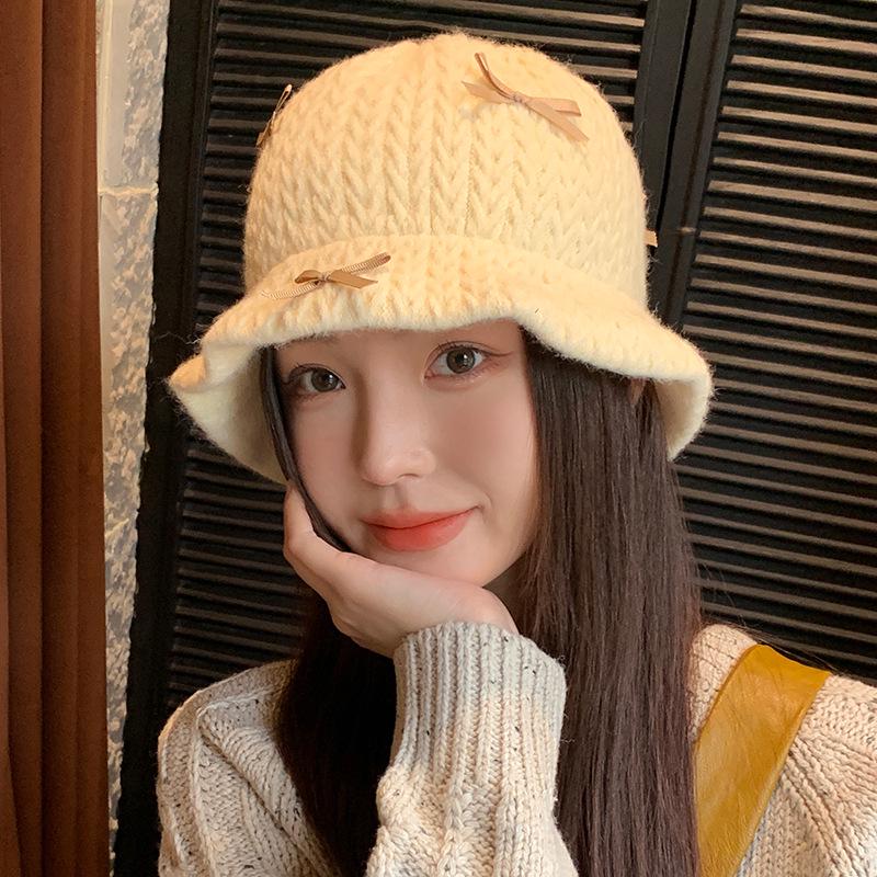 Stylowy jesienno-zimowy dzianinowy kapelusz bucket z szerokim rondem dla kobiet - odporny na zimno i korzystnie podkreślający twarz