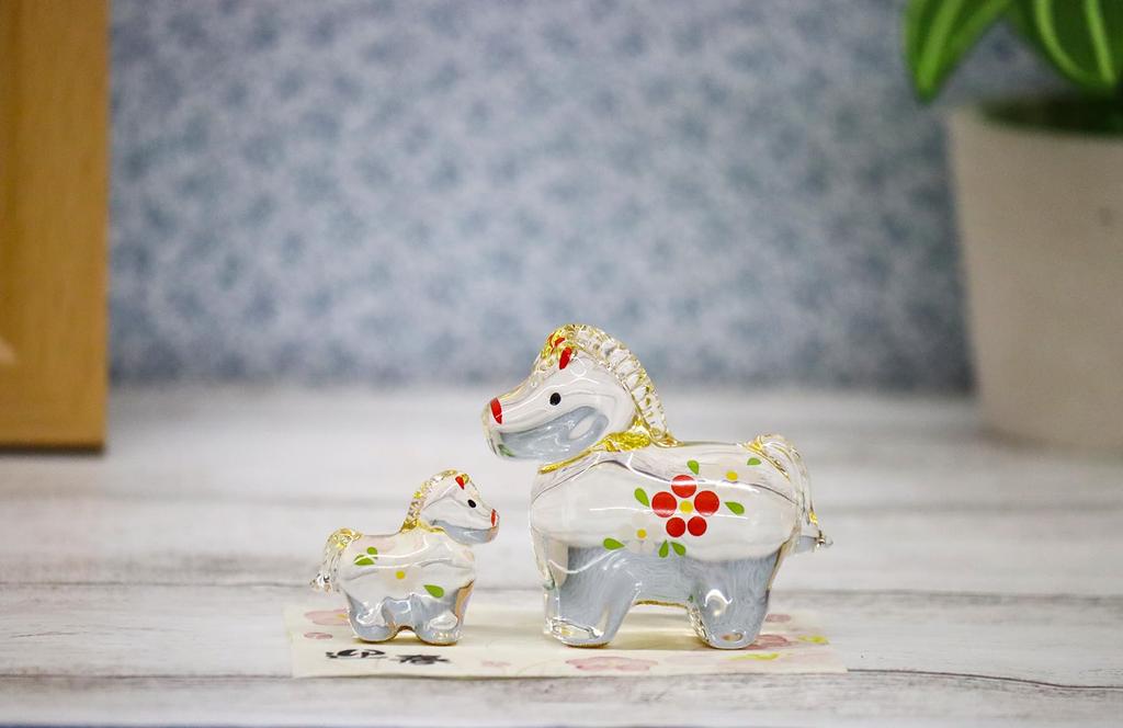 Casa Artizanului 2026 Anul Zodiacal al Sticlei Mare și Mic (Reiwa 8) Cal, Ornamente Părinte-Copil Lăcuite cu Aur,