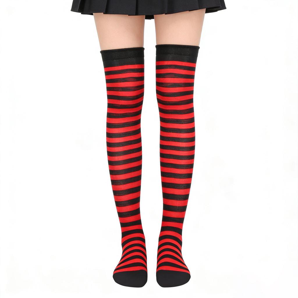Halloween-Hexe-Kostüm-Set: Gestreifte lange Socken, Hexenhut, Besen, Elastische Netzstrumpfhandschuhe, Ballkleid und Netzstrümpfe.
