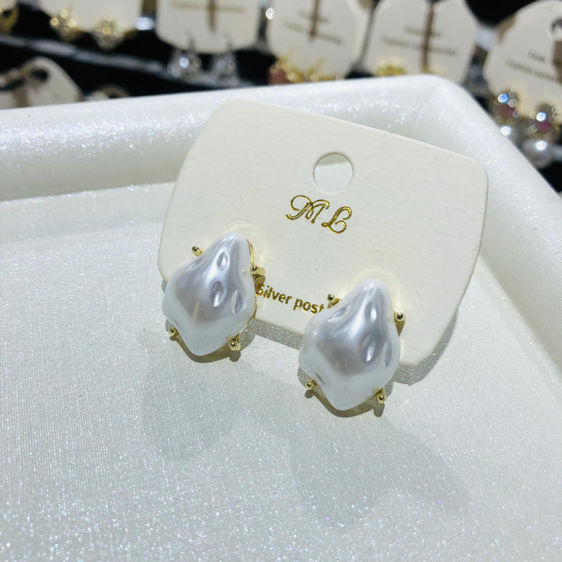 Белые Простые Круглые Серьги-Клипсы с Имитацией Жемчуга Проколотые для Женщин