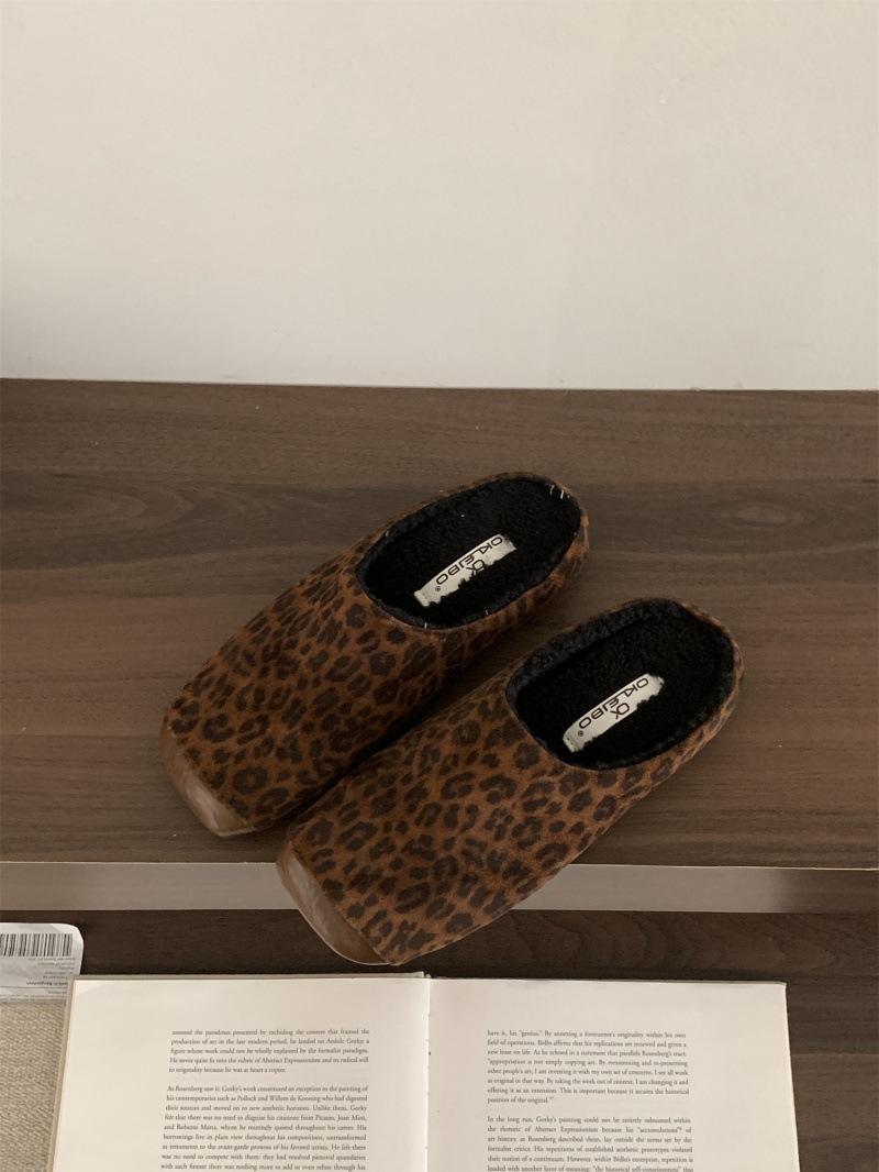 

2025 autumn and winter new French retro square head thick bottom bag head drag women versatile and thin lazy fluffy slippers 39 цветной печати леопарда