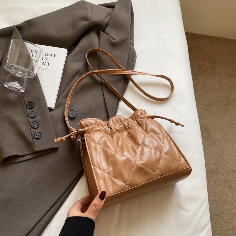 

Жіноча сумка великого об’єму 2024, нова популярна і красива сумка через плече на ланцюжку для відпочинку, модна сумка-відро для приміських поїздок хакі