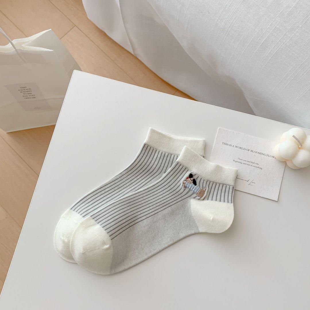 

Весенне-летние конфетно-цветные милые мультяшные носки до щиколотки из гребенного хлопка для женщин 1 pair серый