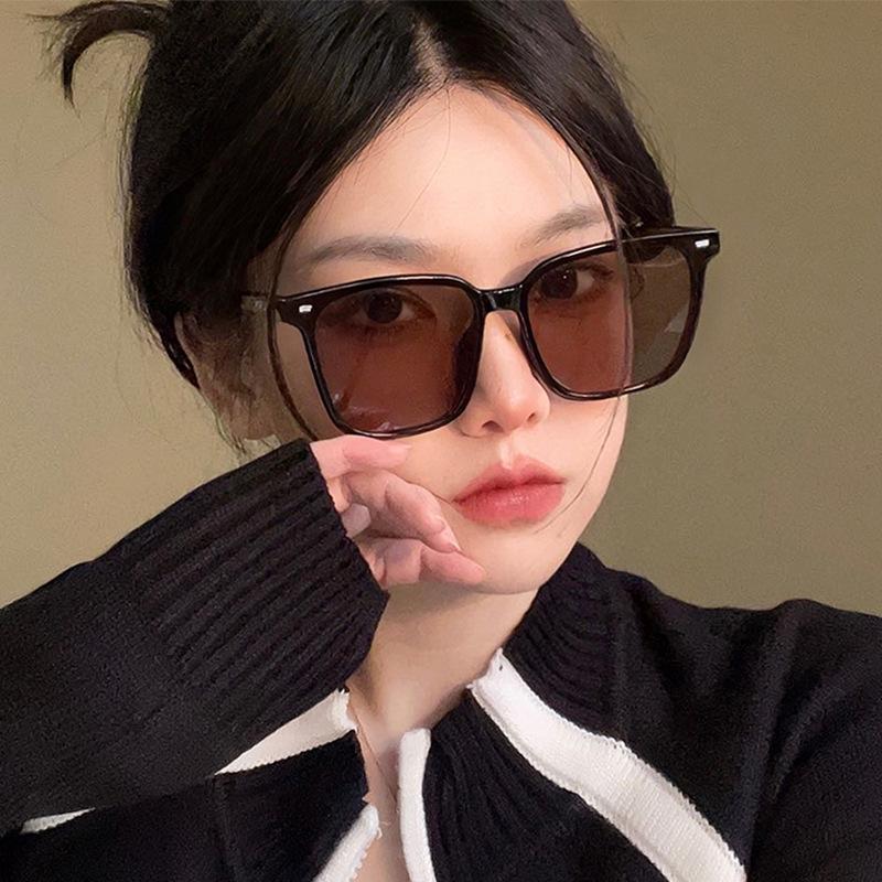 Trendy Brown Rivet Sunglasses - Large Frame, Small Face Effect for Beach Vacations