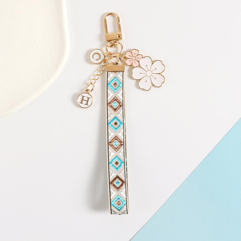 Милый клетчатый узорчатый брелок для ключей с модной буквенной цепочкой — фото 5