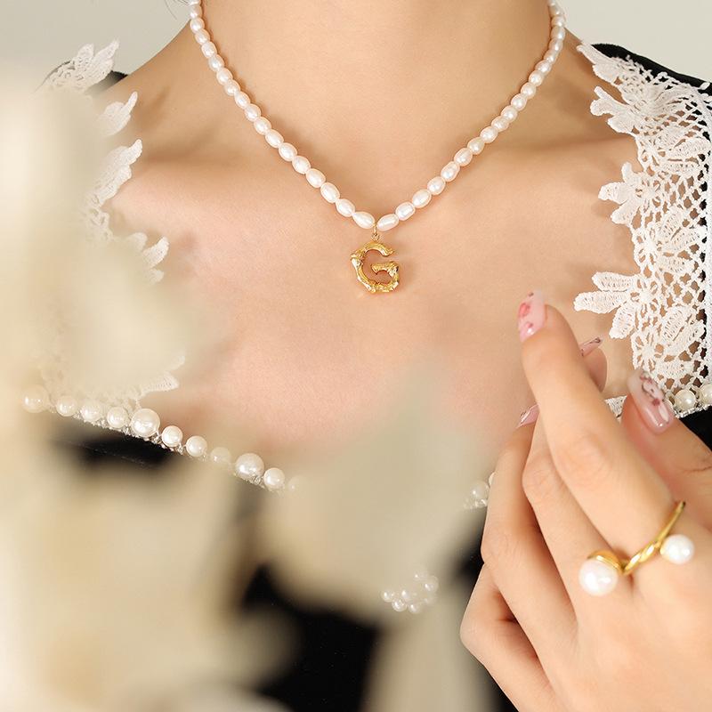 Party Banquet Gorgeous Non-Fading Light Luxury Design Freshwater Pearl Necklace 26 Letters Gold-Plated Pendant Collarbone Chain