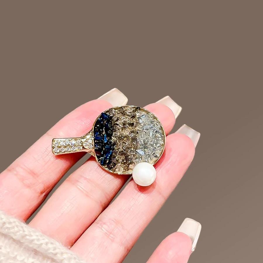 Crystal Ping Pong Racket Brooch - Trendy National Style Lapel Pin, Light Luxury Versatile Corsage Accessory