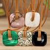 Collana con Ciondolo Quadrato in Pietra Naturale Stile Retro Europeo e Americano con Cordino in Velluto per Donna