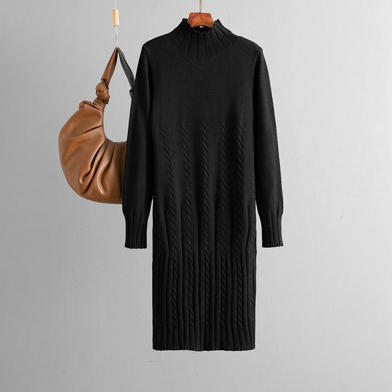 Gruba dzianinowa sukienka do kolan dla kobiet na jesień i zimę, zestawiona z płaszczem i spódnicą bazową pod spodem.