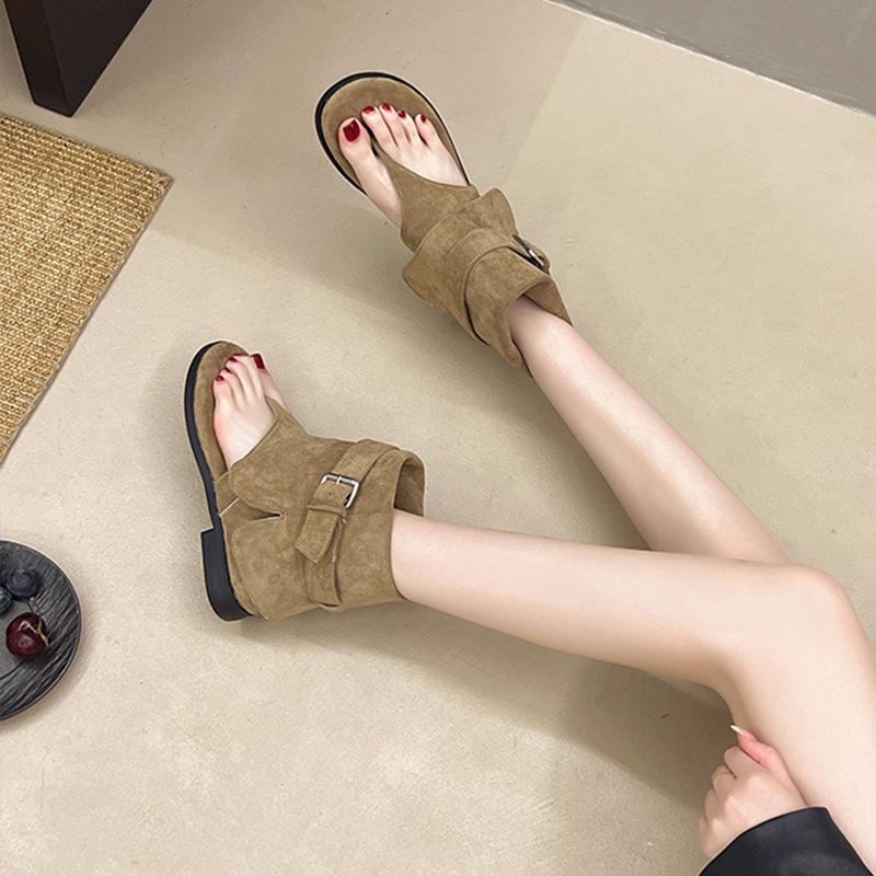 Französische Sandalen aus weichem Leder mit Fischgrätenmuster für Damen, Sommer 2025, neue flachbodige, coole Stiefel, lockerer Schaft, Lager-Röhren-Kurzstiefel für Damen
