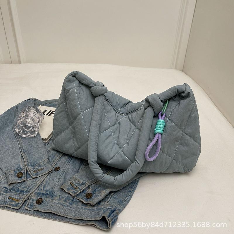 

Простая и мягкая ромбовидная однотонная сумка-багет на плечо под мышкой женская 2025 новая модная универсальная повседневная сумка большой вместимости синий