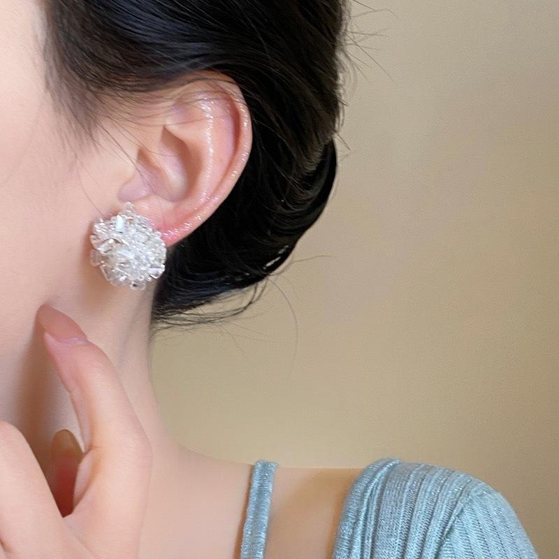 Crystal woven flower seaside vacation wind colorful embroidered earrings women's spring and summer small fresh and sweet white stud earrings
