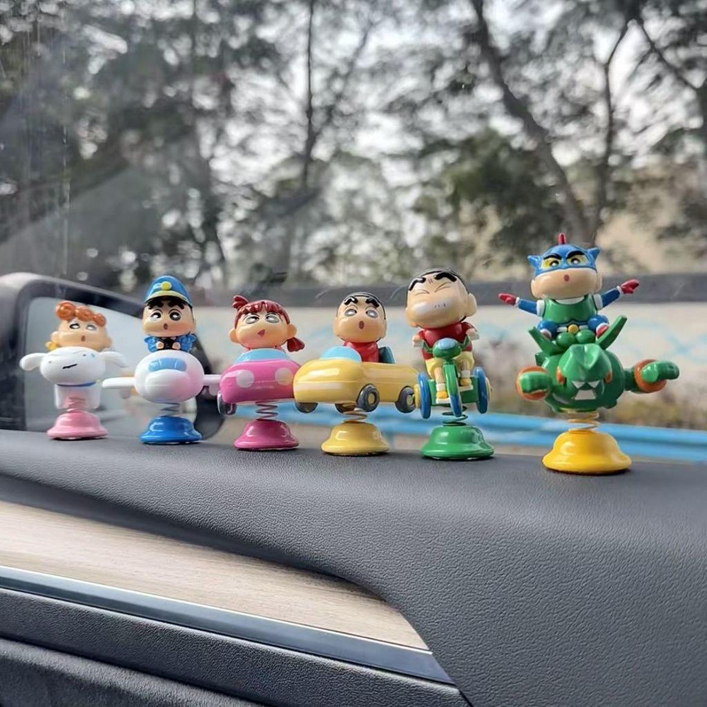Ozdoba na deskę rozdzielczą samochodu Crayon Shin-chan – Urocza dekoracja z kreskówki i prezent redukujący stres