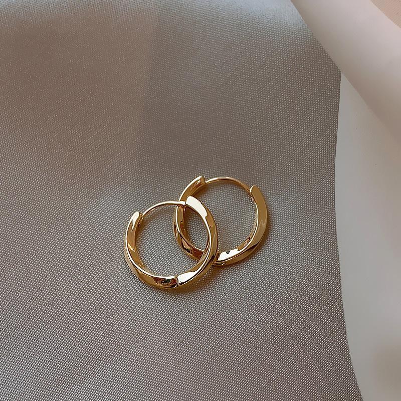 Ear Hoop Women's Niche Design Lightweight Luxury Stud Earrings, High-end Golden Ring-shaped Earrings, Hoop Jewelry.